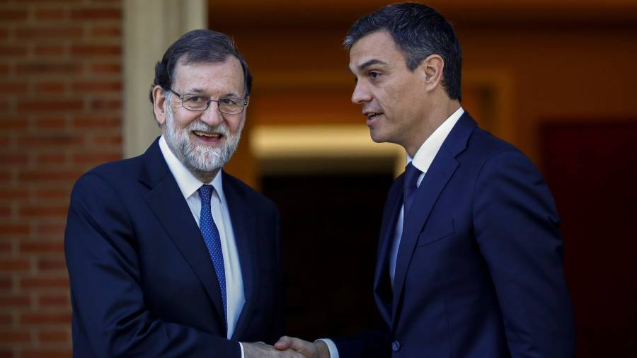 Imagen de Rajoy y Sánchez durante su reunión de hoy.