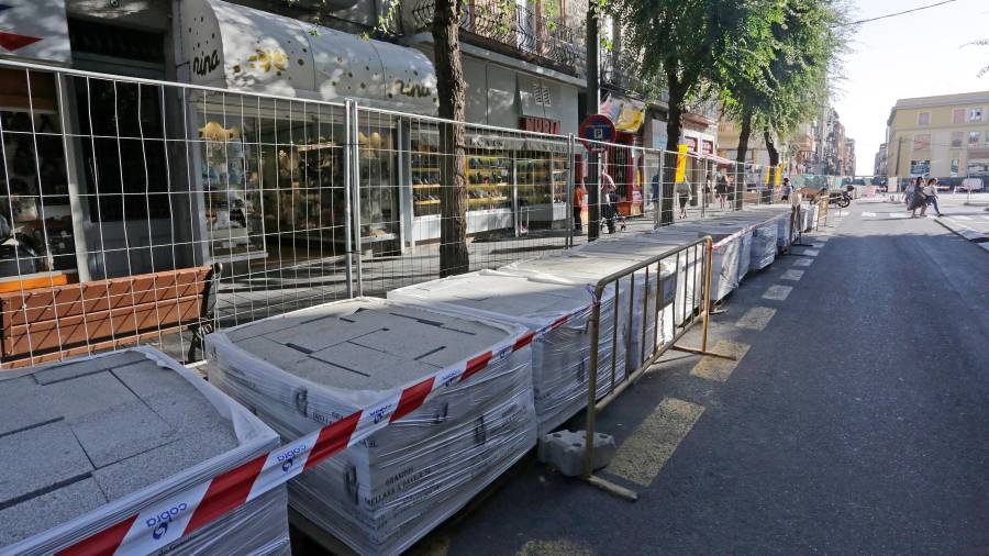 Los palés con los bloques de granito se almacenan en la calle Canyelles. Foto: lluís milián