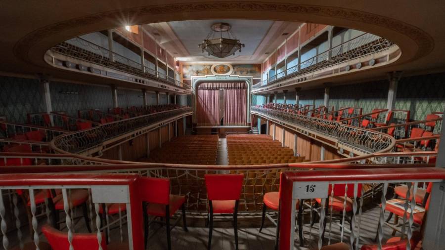 L’interior del Teatre Principal  de Montblanc conserva l’encant d’èpoques passades, amb  el mobiliari intacte, tot i el pas del temps. FOTO: JAUME CARDONA