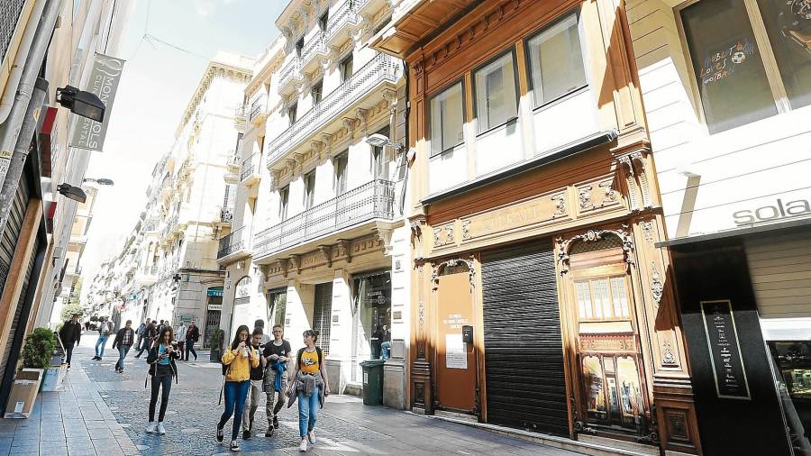 Imagen del inmueble que acogió la histórica tienda Queralt de la calle Monterols. FOTO: alba mairné