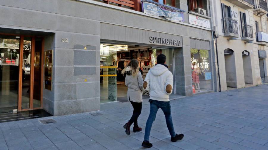 Los ladrones entraron por la salida de emergencia del negocio comercial, que está dentro de este portal de la Rambla. FOTO: Lluís Milián