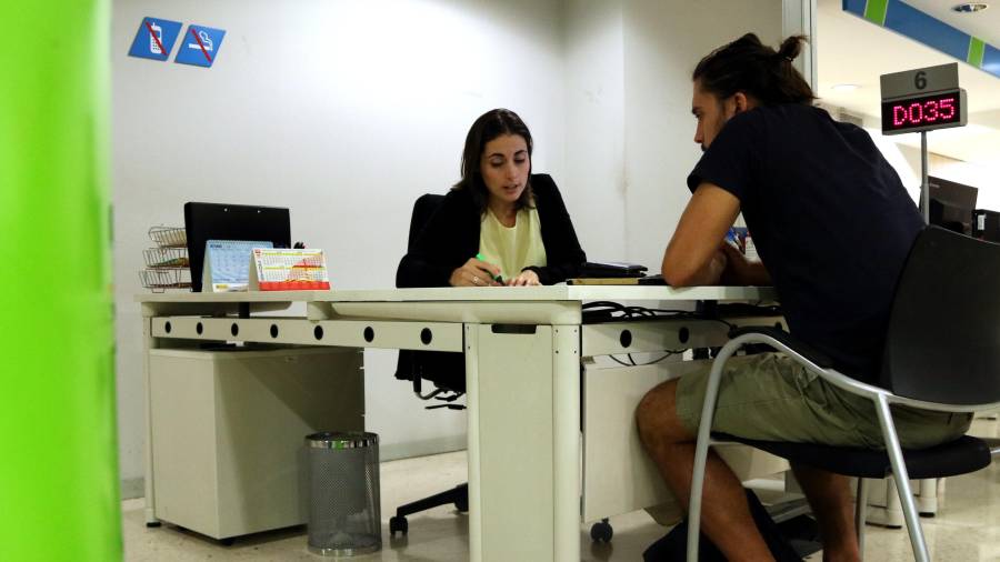 Un hombre pide asesoramiento en una oficina del Servei d’Ocupació de Catalunya (SOC), en una imagen anterior a la pandemia. FOTO: ACN