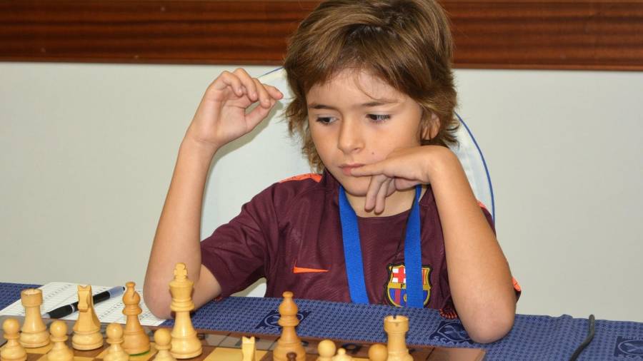 Xavier Mompel, componente del Club d’Escacs Tortosa, concentrado durante la celebración de una partida. FOTO: cedida