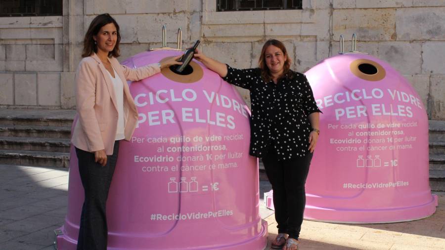 La consellera de Neteja i Medi Ambient de l’Ajuntament de Tarragona, Ivana Martínez (dreta), i la gerent d’Ecovidrio a Catalunya, Sílvia Mayo. FOTO: Mauri