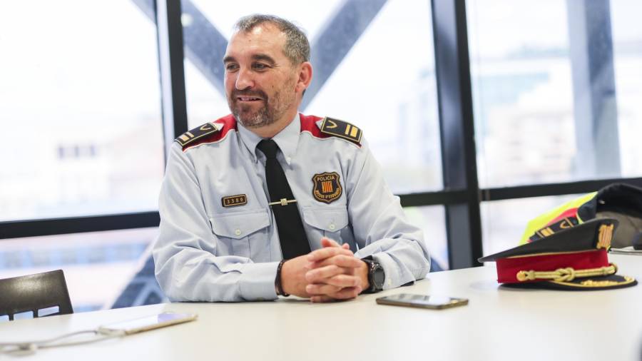 El intendente Vicenç Lleonart durante la entrevista concedida al ‘Diari’. foto: àngel ullateEl mando policial en la Rambla Lluís Companys.. foto: ángel ullate