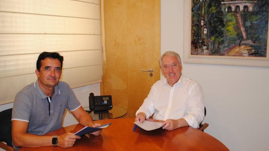 A la fotografia, l’alcalde de Vila-seca, Josep Poblet, i el gerent d'Aquopolis Costa Daurada, Josep M. Claver, durant la signatura del conveni.