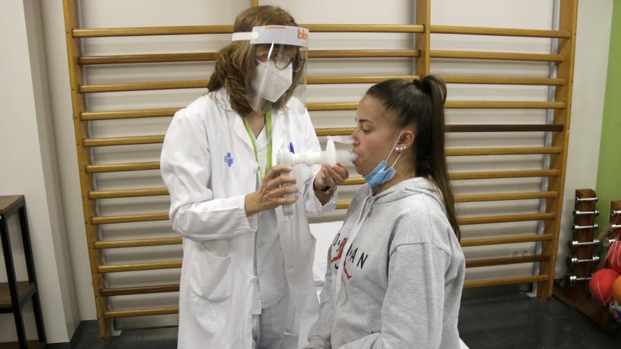 La paciente Rut Garcia, durante una prueba respiratoria. FOTO: acn