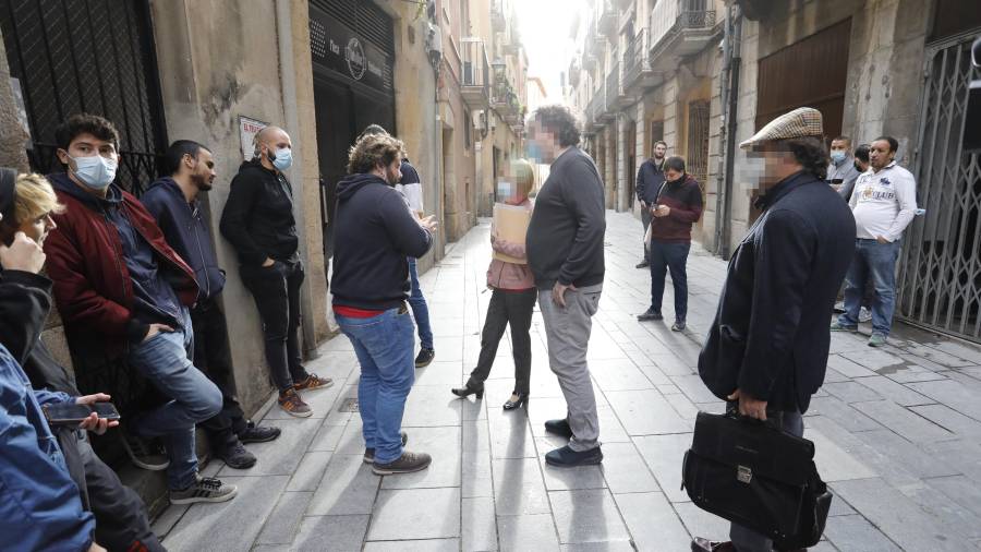 Momento de la llegada de la comitiva judicial a un desahucio en Tarragona. Foto: Pere Ferré