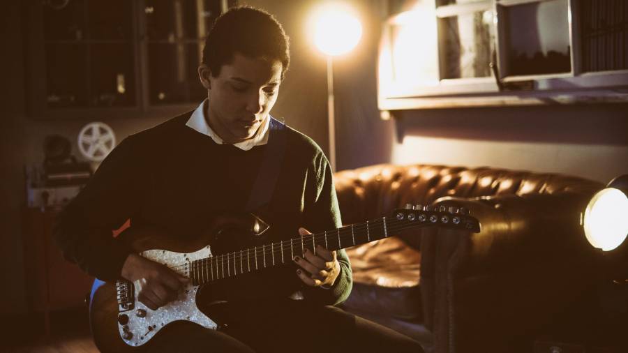 Imagen promocional del joven Josep Lanau tocando la guitarra. FOTO: OSCAR LANAU