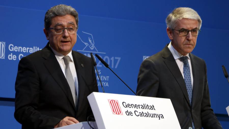 Pla mitjà lateral del delegat del govern espanyol a Catalunya, Enric Millo, i el secretari general tècnic del Ministeri de l'Interior, Juan Antonio Puigserver. FOTO: ACN