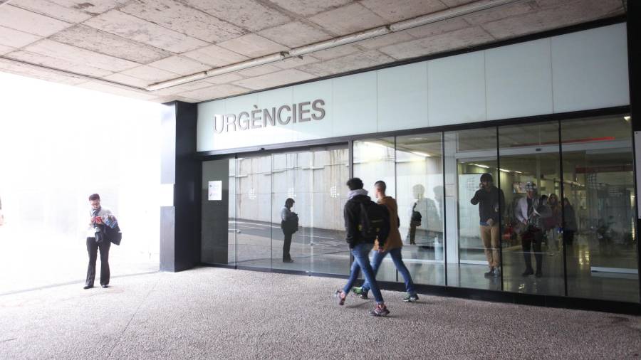 La mujer accedió al hospital a través de la puerta de Urgències. Foto: Alba Mariné/DT