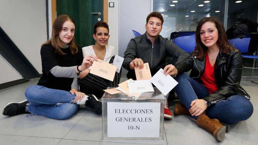 Núria Jiménez, Ane Saldaña, Jorge Moya y Ane Arzamendi, cuatro jóvenes que se estrenan hoy en las urnas. FOTO: Pere Ferré