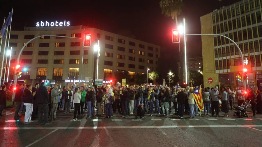 Primera manifestación de ‘Mares i Pares per la República’ que han cortado la plaza Imperial. FOTO: Alba Mariné