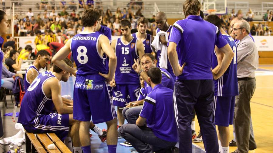 Imagen de Berni Álvarez dando instrucciones a sus jugadores en otra etapa en LEB Plata del CBT. FOTO: ALBA MARINÉ