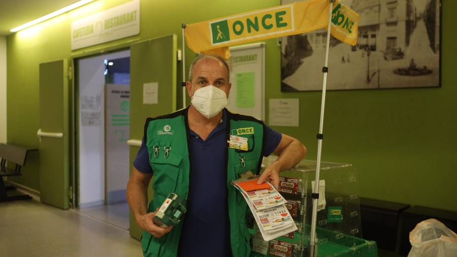 Francisco Navarro en su puesto de la ONCE, en el Hospital Sant Joan de Reus. FOTO: ALBA MARINÉ