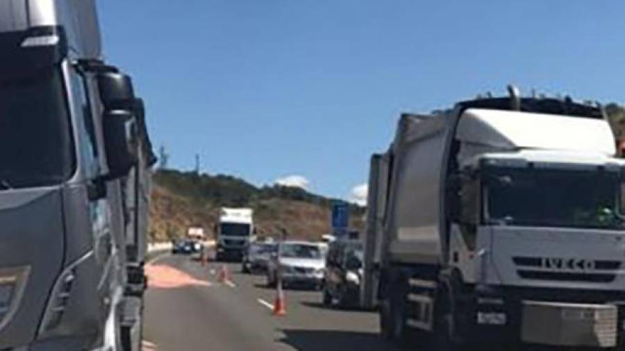 Imagen de archivo de un camión accidentado por las carreteras de Tarragona. FOTO: DT
