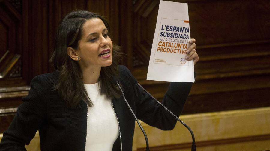 La lider de Ciudadanos Inés Arrimadas responde al presidente de la Generalitat, Carles Puigdemont. FOTO: EFE