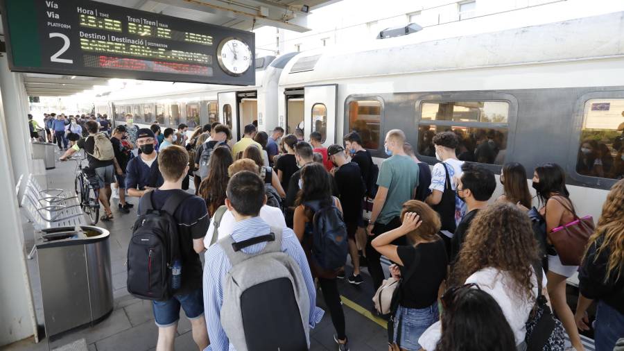 Numerosos usuarios se han concentrado en los andenes por los escasos trenes en las jornadas de huelga.