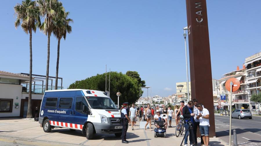 El lugar donde volcó el coche de los terroristas, ya a la mañana siguiente, llena curiosos, periodistas y policía Foto: Alba Mariné