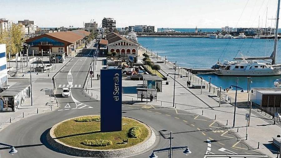 Imagen actual del Moll de Costa desde El Serrallo, donde destaca la rotonda que da acceso al barrio marinero y el paseo. FOTO: pere ferré