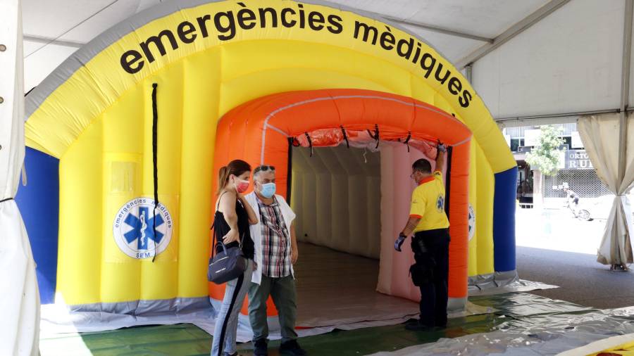 Imagen de una de los hospitales de campaña del SEM en Lleida. EFE