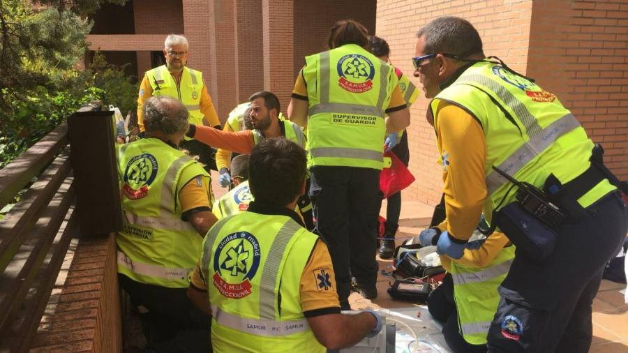 Imagen de los servicios de emergencia atendiendo al hombre. Emergencias Madrid