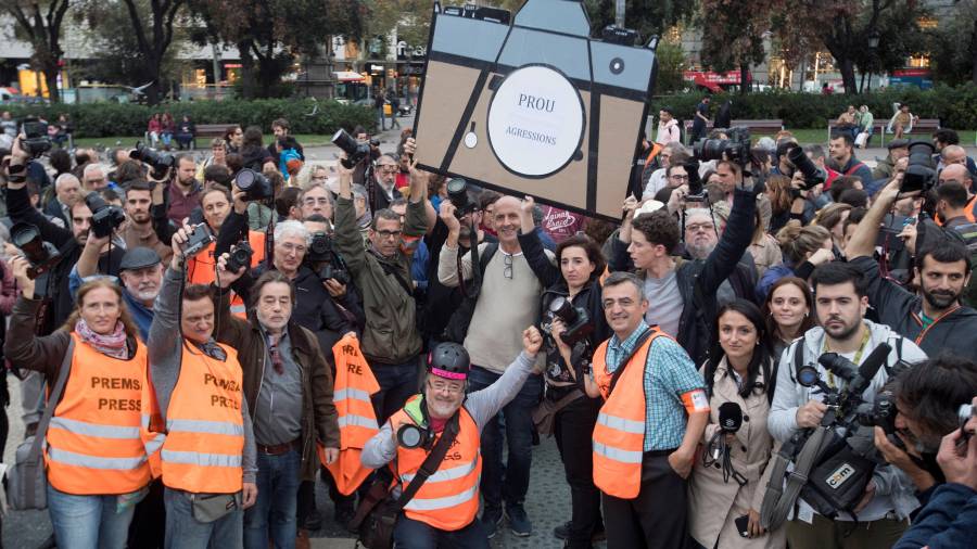 Protesta de periodistas en Barcelona. MARTA PÉREZ (EFE)