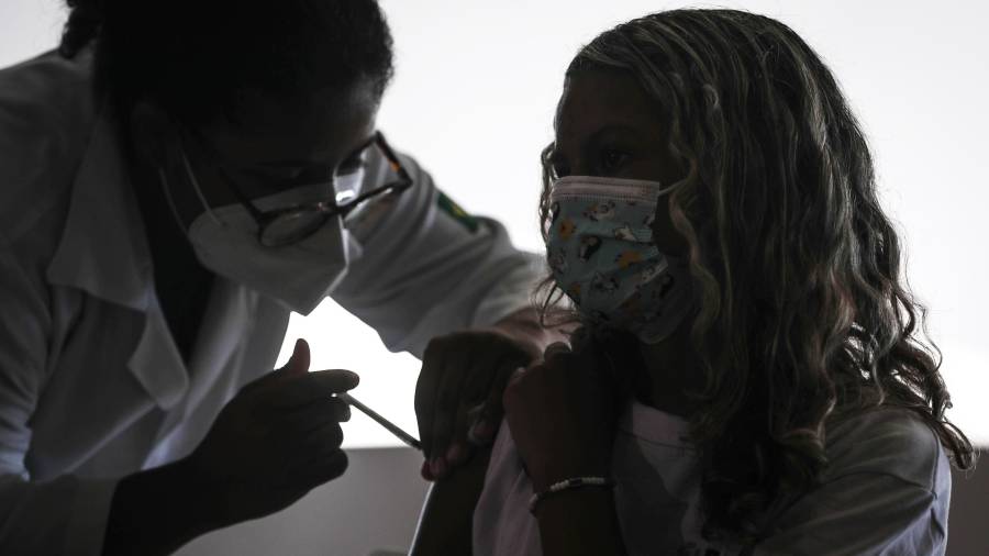 Una joven recibe un pinchazo de la vacuna. FOTO: EFE