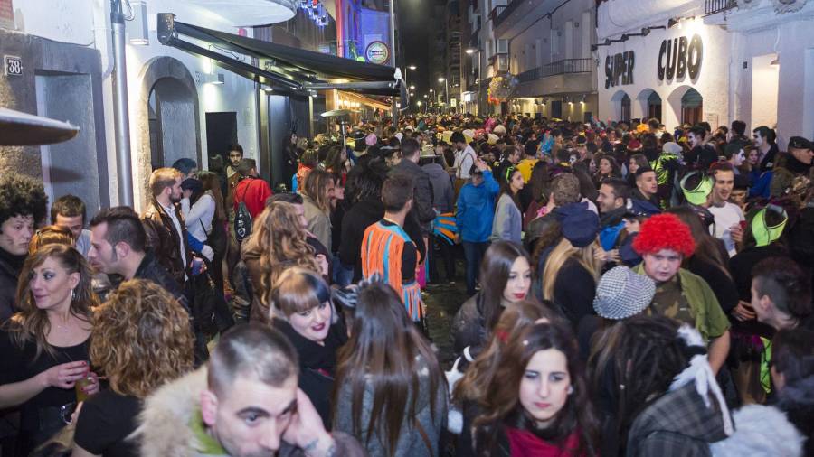 La calle es un punto de concentración de miles de jóvenes. FOTO Gabriel Mestre.