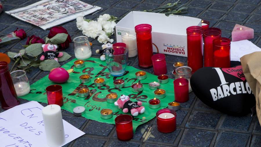 Varios transeúntes han empezado a depositar mensajes y velas en el mosaico de Miró en las Ramblas de Barcelona después del atentado ocurrido ayer por la tarde. Foto: EFE.