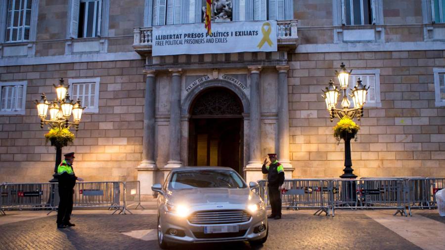 Imatge de la setmana passada del Palau de la Generalitat, amb una pancarta amb el llaç groc penjat del seu balcó. FOTO: Efe
