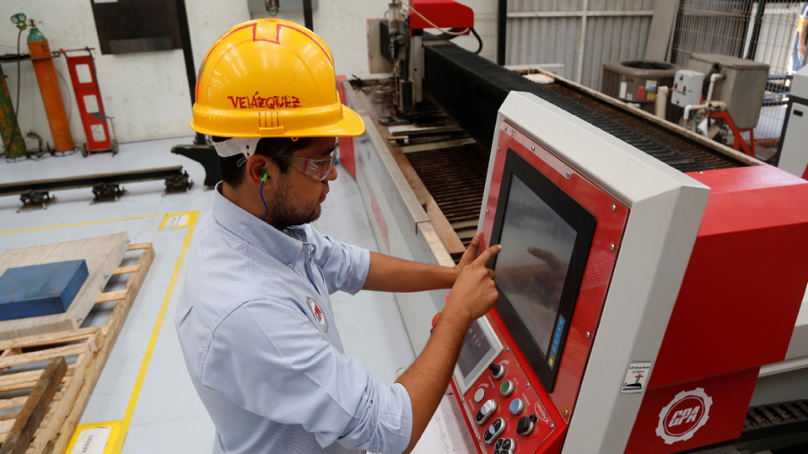 Un trabajador de una empresa de tecnología de corte láser, en una imagen de archivo. Foto: Guaco/EFE