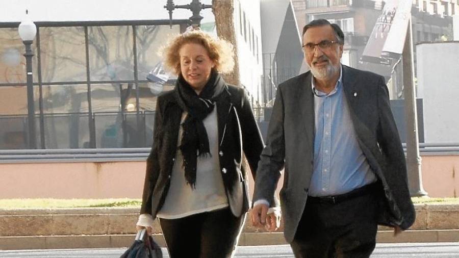 El concejal de Urbanisme, Josep Maria Milà, y su abogada, entrando en los juzgados en pasado mes de abril. FOTO: ACN
