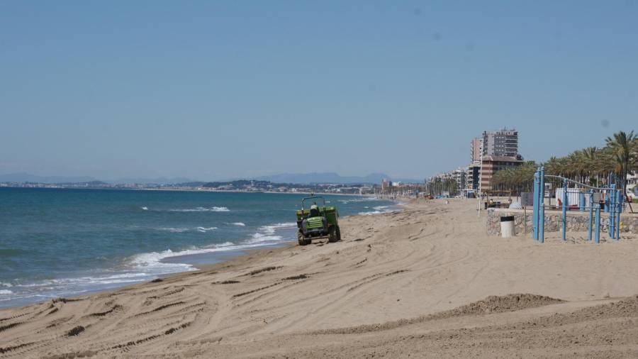 Una recolocación de arena en la playa de Mas Mel.