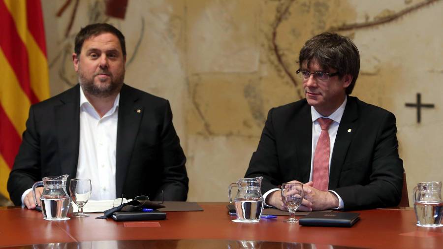 El president de la Generalitat, Carles Puigdemont, i el vicepresident, Oriol Junqueras, a l'inici del Consell Executiu previ a l'anunci de la data i la pregunta del referèndum