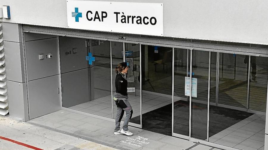 El contestador automático del CAP Tarraco deriva a un número de teléfono de Barcelona. FOTO: A. González