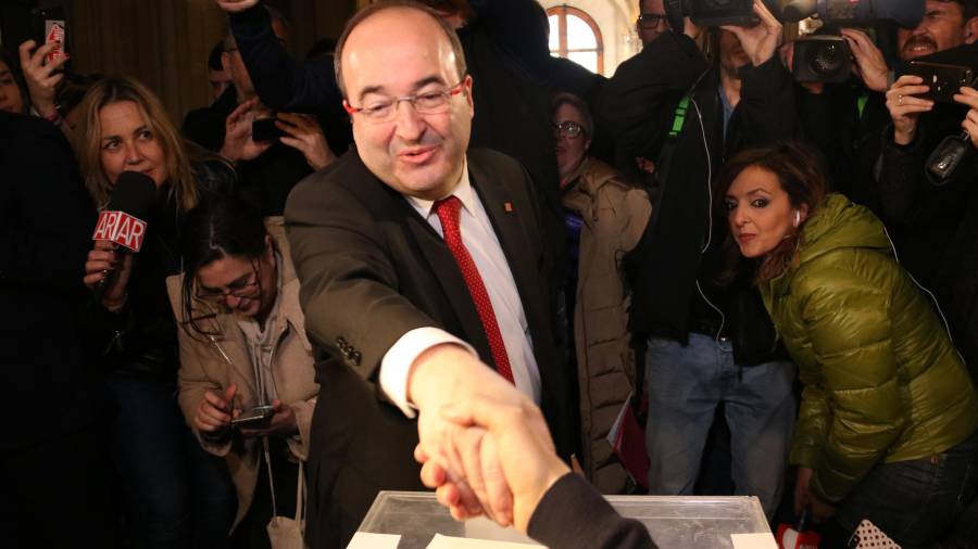 Pla mig del candidat del PSC el 21-D, Miquel Iceta, saludant els membres de la mesa electoral on ha votat. Imatge del 21 de desembre del 2017.