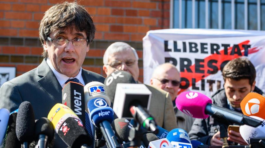 El expresidente de la Generalitat de Catalunya Carles Puigdemont se dirige a los medios tras abandonar la cárcel de Neumünster en Alemania,