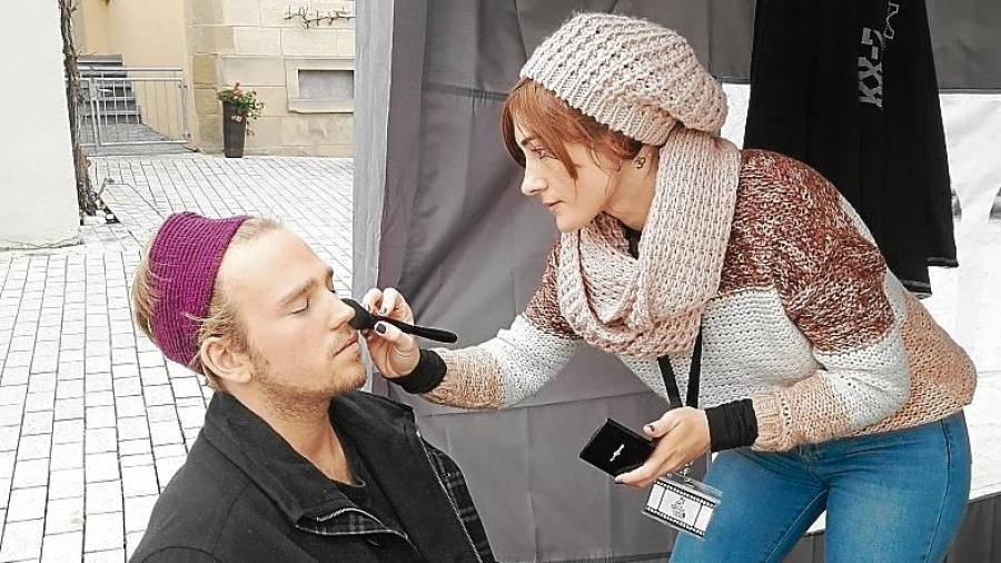 Jennifer García Moreno maquillando a uno de los actores de ‘Sven und Sabrina’.