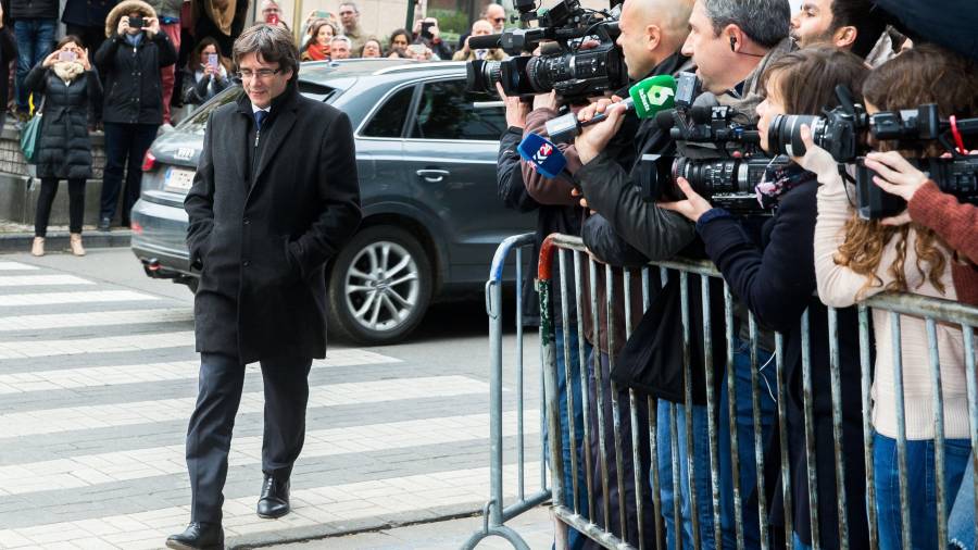 Carles Puigdemont en una imagen de archivo llegando al club de la prensa en Bruselas para comparecer ante los medios de comunicación. FOTO: EFE