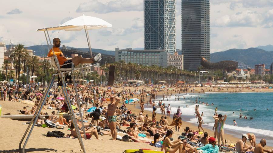 Playa de Sant Sebastià de Barcelona, llena de gente. FOTO: EFE
