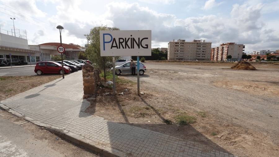 Imagen del emplazamiento, que pese a ser de tierra ya es usado como aparcamiento libre. Foto: Pere Ferré