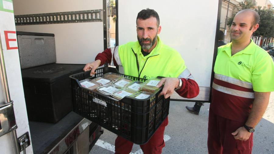 Imagen de archivo de trabajadores del Taller Baix Camp distribuyendo alimentos. Foto: A.Mariné/DT