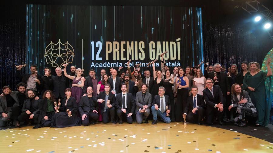 Foto de familia de los galardonados, después de finalizar la entrega de los XII Premis Gaudí el pasado domingo. FOTO: EFE