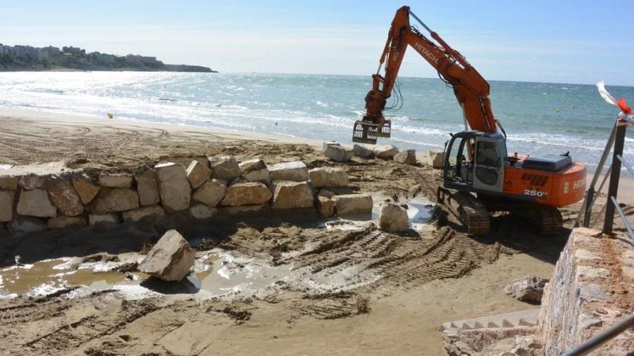 Los trabajos que realiza el Ministerio para construir una escollera de protección de la playa. FOTO: DT