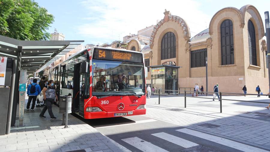 Imagen de un bus en la parada situada en la calle Colom, frente al Mercat Central. FOTO: ALBA MARINÉ