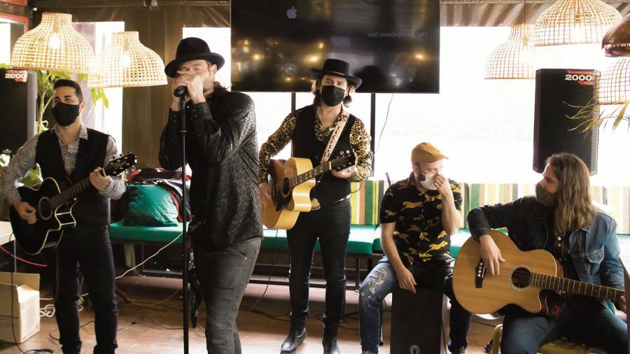 El grupo L.A. Vamps presentó ayer su primera canción propia con una actuación en acústico en el Besso de Salou.  FOTO: IRIS HADIA