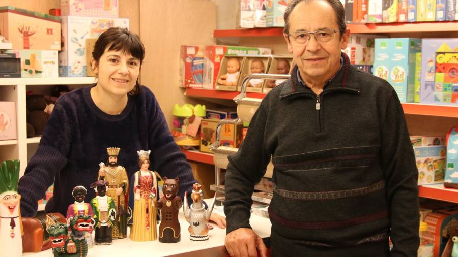 Imatge de Gemma Fabregat i el seu pare Lluís Fabregat a la botiga de Ca Bonifàs al carrer de la Cort. FOTO: ALBA TUDÓ
