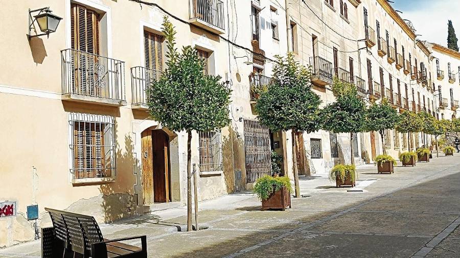 Fanals de la plaça de Sant Bernat, a Santes Creus, que seran modernitzat. FOTO: CEDIDA