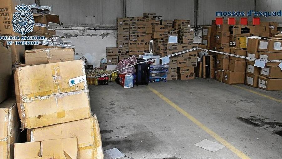 Almacén de Madrid, donde se ha hallado gran cantidad de productos robados en camiones. FOTO: DT
